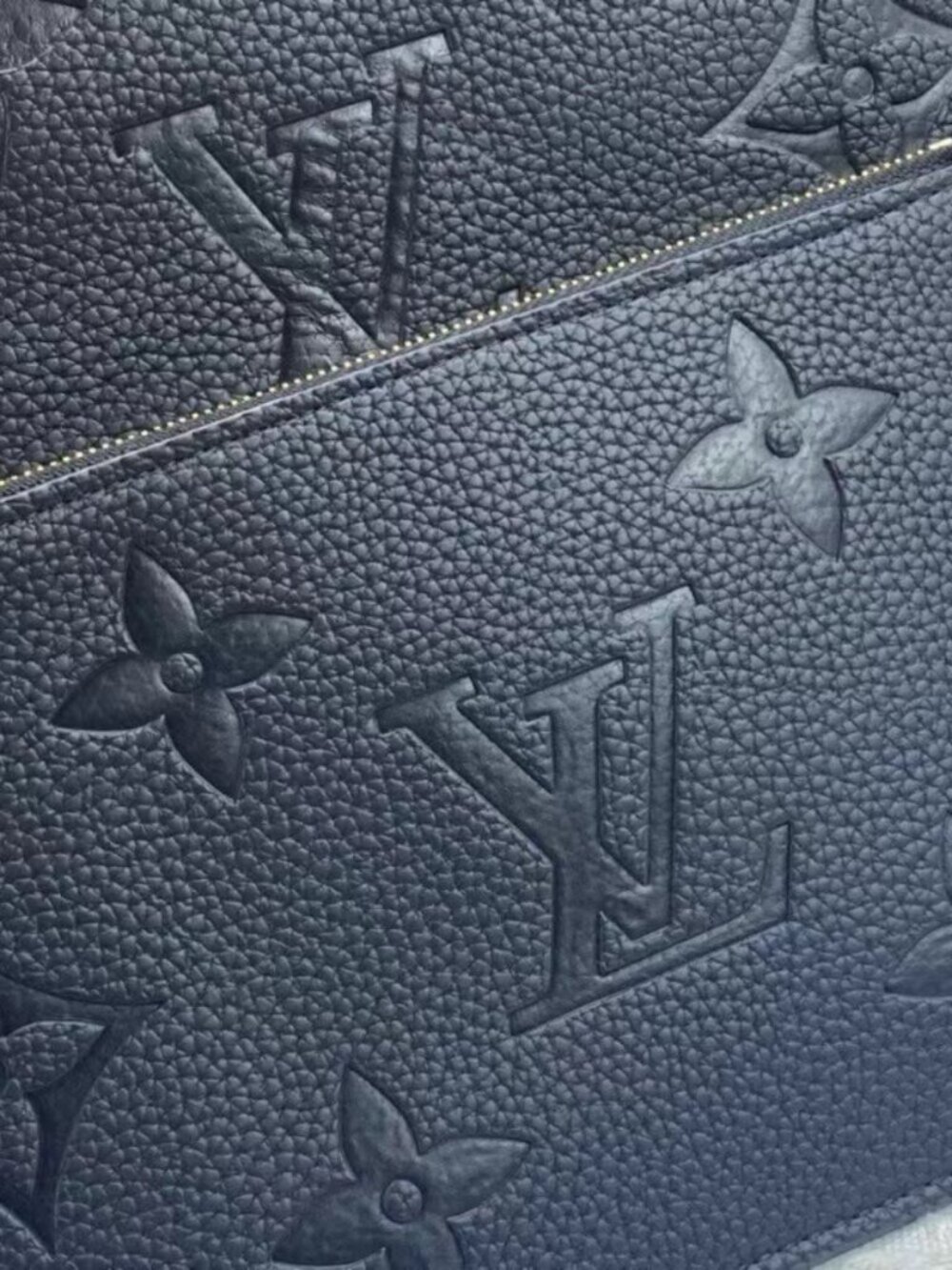 Louis Vuitton Handbags - Picture 7 of 9